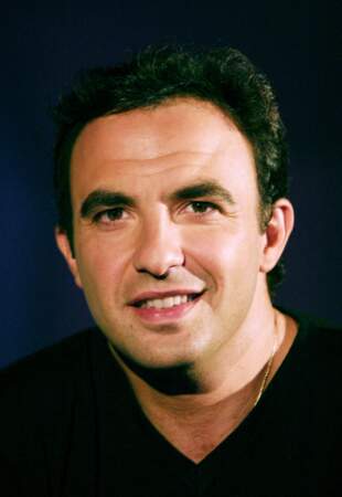 Nikos Aliagas (34 ans) pose avant d'interviewer le grand Johnny Hallyday à Paris en 2003