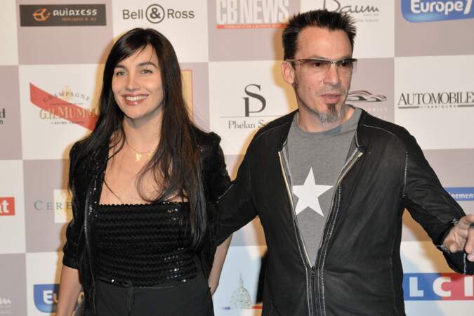 Le chanteur et sa femme prennent la pose sur le photocall du 25e Festival de l'Automobile à Paris en 2010