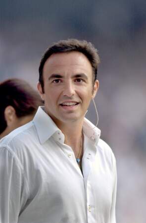 Nikos Aliagas (35 ans) présente la cérémonie d'ouverture des Jeux Olympiques d'Athènes en Grèce en 2004, année où il animait également l'émission La chanson de l'année