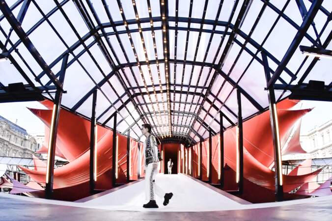 De l'intérieur, les halles du défilé printemps-été 2023 de Louis Vuitton étaient assez spectaculaires