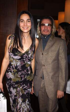 Florent Pagny et son épouse lors d'une soirée chez Castel à Paris en 2003, une façon de passer du temps à deux après la naissance de leurs deux enfants (1996 et 1999)