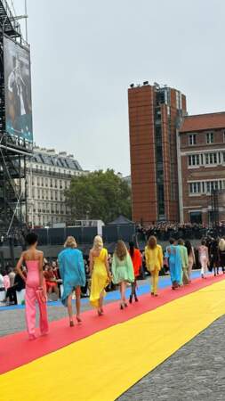 Les mannequins du défilé Stella McCartney ont marché sur des bandes de couleurs en plein milieu de la jungle urbaine