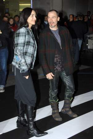 Florent Pagny et sa femme Azucena attendent l'ouverture d'une boutique Adidas sur les Champs Elysées en 2006