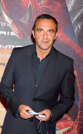 Nikos Aliagas (38 ans) lors de l'avant-première du film Spiderman 3 à Paris en 2007. C'est ainsi qu'il se présentait à l'animation de Secret Story saison 1, ou encore de 50'inside