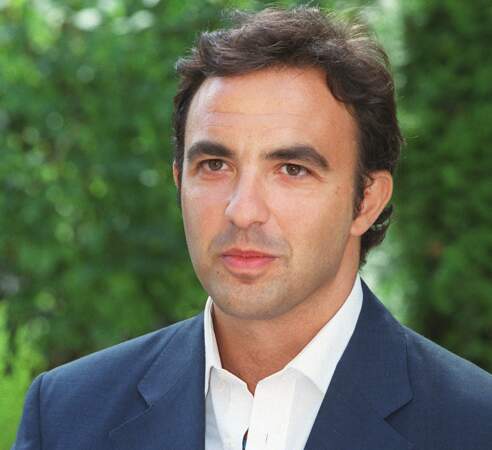 Nikos Aliagas (32 ans) à la conférence de la nouvelle saison de TF1 en 2001, année de lancement de la Star Academy
