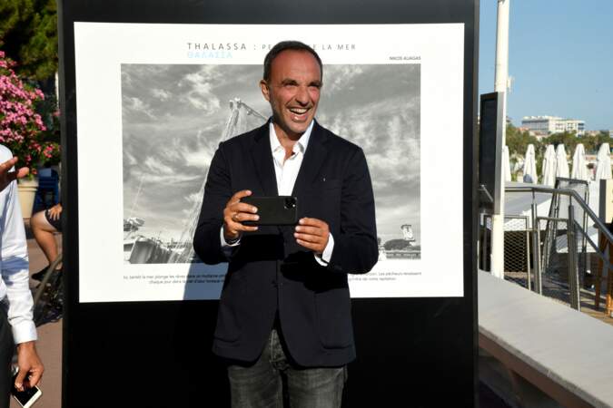 Inauguration de l'exposition des photographies de Nikos Aliagas (51 ans) intitulée Thalassa, peuples de la mer sur la croisette à Cannes en 2020, année durant laquelle il a animé les NRJ Music Awards