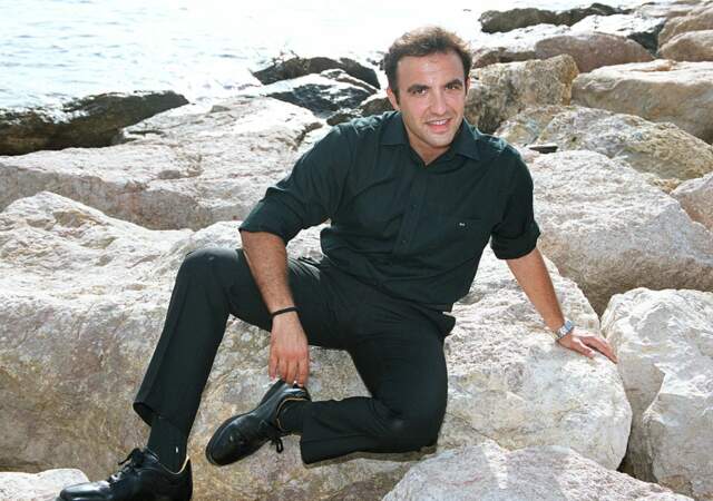 Nikos Aliagas (32 ans) sur la plage de Cannes en 2001