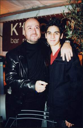 En 2003, Oscar Sisto, professeur de théâtre à la Star Academy pose avec Fabien, un candidat de la deuxième saison. Le professeur a marqué le public par son professionnalisme