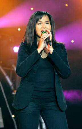 La chanteuse (21 ans) se produit sur la scène du Club Med World avec une coupe qui lui va à ravir en 2003