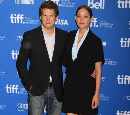 En 2013, Guillaume Canet (40 ans)  et sa femme Marion Cotillard présentent le film Blood Ties, premier film américain pour le réalisateur adapté du film français Les liens du sang