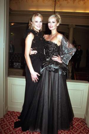 En 2002, Adriana Karambeu (31 ans) est à l'apogée de sa carrière de mannequin. Elle pose ici avec sa soeur Natalia lors d'une soirée au Bal des Etoiles