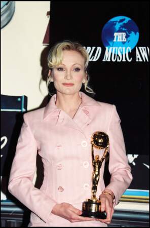 Patricia Kaas et son trophée lors de la cérémonie des World Music Awards à Monaco en 1997 (31 ans).