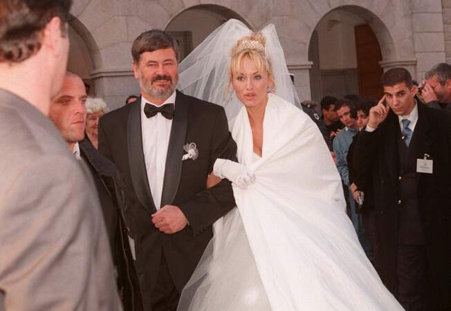 En 1998, Adriana Sklenarikova (27 ans) se marie