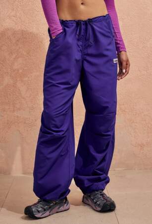 Pantalon parachute violet iets frans..., 35 euros sur Urban Outfitters