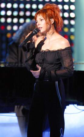 Mylène Farmer (42 ans) lors des NRJ Music Awards de 2003, trois ans après avoir coécrit la chanson Moi Lolita d’Alizée