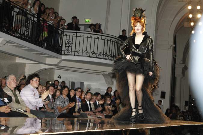 La même année, elle défile lors du défilé de haute couture de Jean-Paul Gaultier dans une robe inspirée du film Black Swan