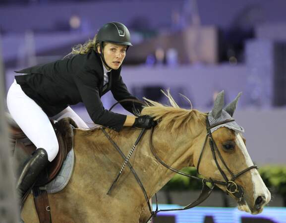Vanessa Broussouloux est une passionnée d'équitation. Elle aurait rencontré Benjamin Castaldi lors de l'une de ces compétitions.