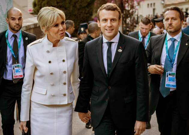En 2017, le jeune candidat devient le 8ème président de la république Française, aux côtés de Brigitte évidemment présente pour son investiture