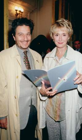 Marie-Anne Chazel et Christian Clavier (45 ans) jouent dans La vie en bleu au théâtre de Mogador à Paris, en 1997. L'année suivante, Christian Clavier jouait dans Les couloirs du temps : les visiteurs 2