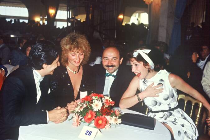 Christian Clavier (32 ans), Valérie Mairesse, Gérard Jugnot et Véronique Genest passent la soirée ensemble lors du Festival de Cannes en 1984