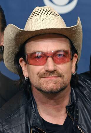 En 2007, Bono s'apprête à monter sur scène en Italie quand il réalise que son chapeau préféré est resté à Londres. Ni une ni deux, il réserve un billet d'avion en première classe à 1000 euros pour le retrouver au plus vite.
