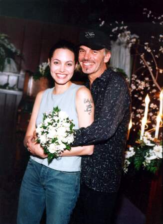 Le 5 mai 2000, à 25 ans, Angelina Jolie épouse l'acteur Billy Bob Thornton. Elle portera une fiole du sang de son mari en pendentif tout au long de leur relation. Ils finissent par divorcer le 27 mai 2003. 