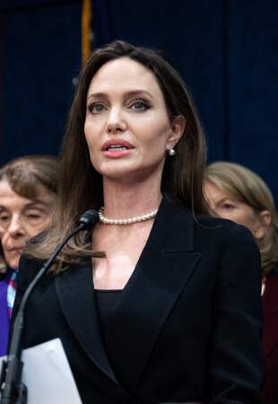 En 2022, Angelina Jolie accuse Brad Pitt d’avoir violenté deux de leurs enfants lors d'une dispute à bord d'un jet privé en 2016. Leur divorce n'est toujours pas prononcé