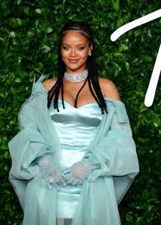 Pour Rihanna la coupe de cheveux passe avant tout. Chaque semaine elle dépense pas moins de 18 000 dollars pour avoir une belle crinière.