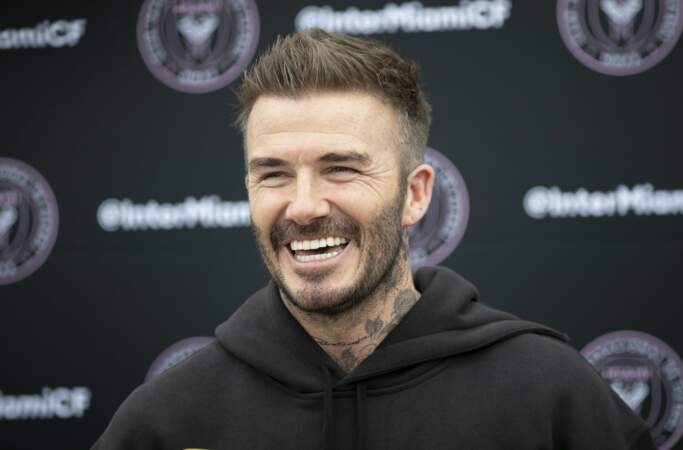 Le joueur de footballeur anglais David Beckham a un sourire à faire fondre