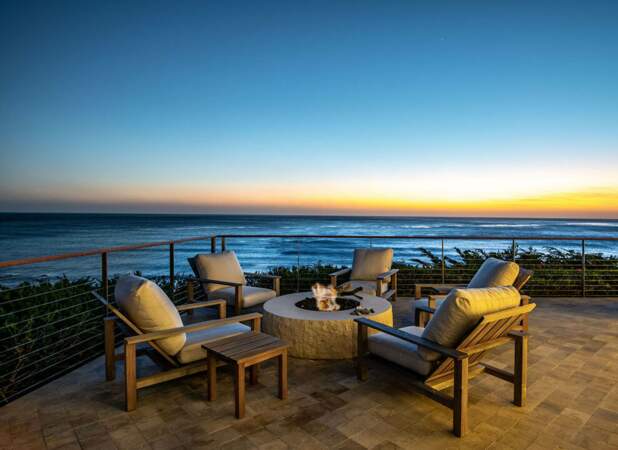 Kim Kardashian profite de plusieurs espaces détente, dont ce petit salon de terrasse avec vue sur mer