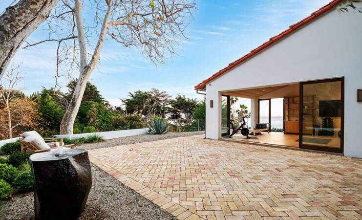 La maison devient ainsi la plus chère vendue à Malibu cette année et la quatrième plus chère de tout l'État de Californie. Dans le quartier vivent Leonardo DiCaprio, Lady Gaga, Courtney Cox ou encore Cher