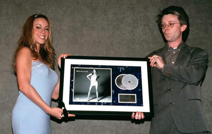 En 2000, Mariah Carey (30 ans) reçoit un disque de platine à Bruxelles