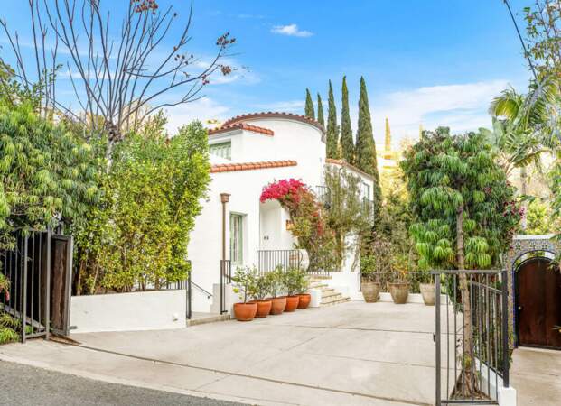 Le 15 septembre, le couple est devenu l'heureux propriétaire d'un domaine de style Hacienda sur les collines de Los Angeles
