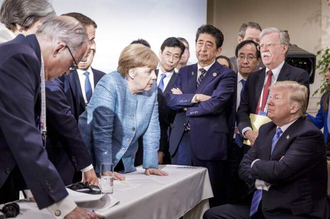 Lors du sommet du G7 en 2018, le président américain fera également sensation notamment après la publication de cette photo sur Twitter où l'on voit la chancelière allemande face à Donald Trump, avec notamment le premier ministre japonais Shinzo Abe, les bras croisés 