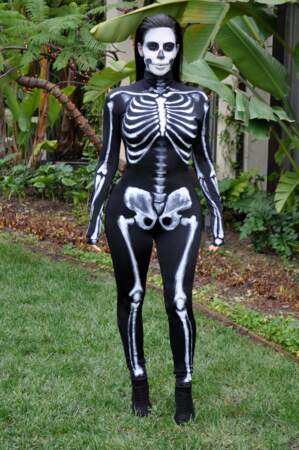 Kim Kardashian dans un costume squelette pour Halloween 2014