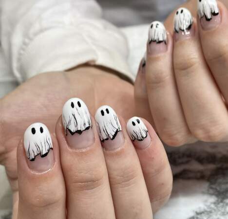 Les fantômes sont une valeur sûre pour un nail art dans le thème d'Halloween