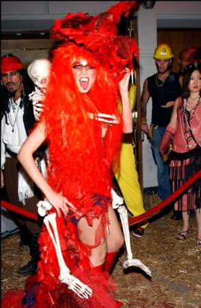 Aux Etats-Unis, la fête d'Halloween, c'est sacré. Et depuis plus d'une décennie, s'il y a bien une célébrité pour qui cette fête est LA fête de l'année c'est Heidi Klum, comme l'illustre son déguisement de Sorcière Rouge en 2004