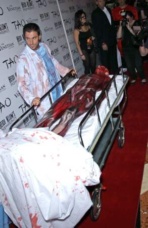 En 2011, le mannequin met carrément son déguisement en scène. A la 12ème fête d'Halloween organisée à Las Vegas, elle arrive sur une table d'autopsie poussée par deux médecins éclaboussés de sang