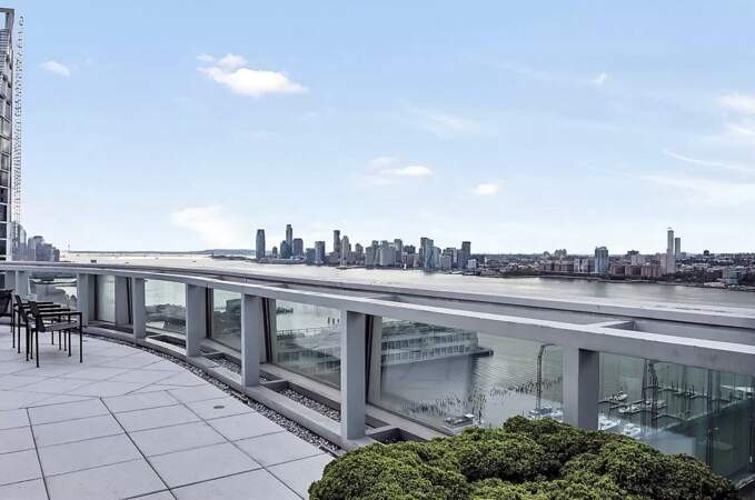 Ce type de rooftop est très rare à NewYork, il offre une vue à 360 degrés sur Manhattan et l'Hudson. On aperçoit même l'Empire State Building et la Statue de la Liberté. 