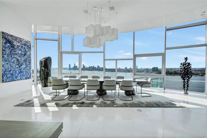 Le style minimaliste règne dans ce penthouse entièrement blanc situé dans le quartier de Chelsea à New York. 
