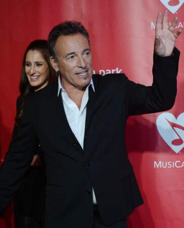 La seconde place revient à Bruce Springsteen, un des chanteurs les plus populaires aux États-Unis. Il a revendu l'ensemble de son catalogue musical à Sony en 2022 pour 435 millions de dollars. 