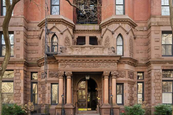 Le triplex se situe dans un bâtiment datant de 1883, donnant sur le Gramercy Park, un parc privé accessible uniquement aux propriétaires vivant aux alentours
