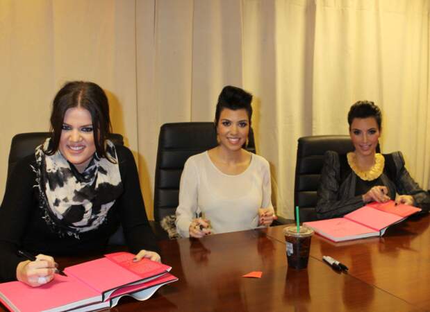 A la fin des années 2000, les sœurs Kourtney, Kim et Khloé Kardashian livrent leurs secrets de famille dans un livre intitulé Kardashian Konfidential