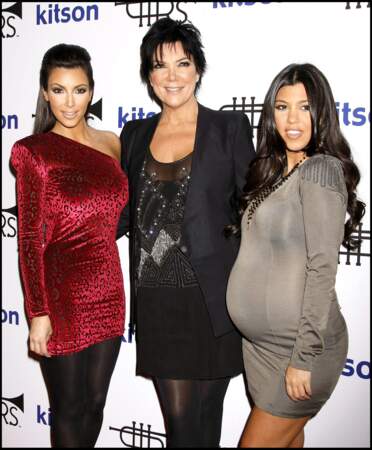 En 2009, alors âgée de 30 ans, Kourtney Kardashian lance sa deuxième boutique DASH avec ses sœurs à Miami en Floride 