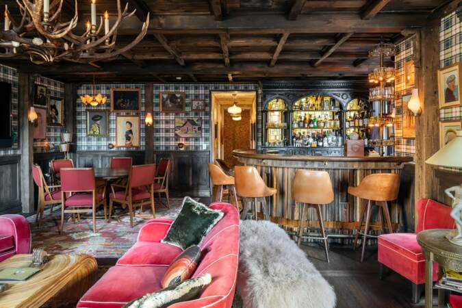 A la croisée entre un pub écossais et un chalet de montagne, ce salon très convivial est idéal pour recevoir une bande d'amis au près du feu lors d'un week-end d'hiver