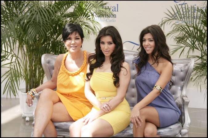 En 2008, Kourtney Kardashian, sa sœur Kim Kardashian et sa mère Kris Jenner viennent de lancer leur propre émission de téléréalité baptisée L'incroyable Famille Kardashian