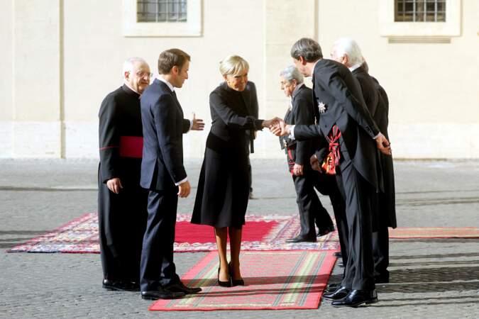 Le président Emmanuel Macron et sa femme Brigitte arrivent à la Cité du Vatican pour une audience avec Sa Sainteté le Pape François, le 24 octobre 2022