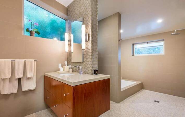 L'une des deux salles de bain permet à la star de se pomponner avec une séparation entre l'espace douche et le lavabo