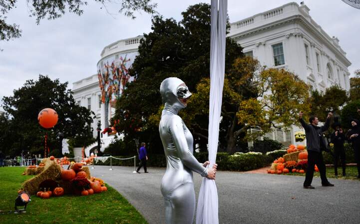 Plusieurs artistes se trouvaient proches de l'entrée de la Maison Blanche