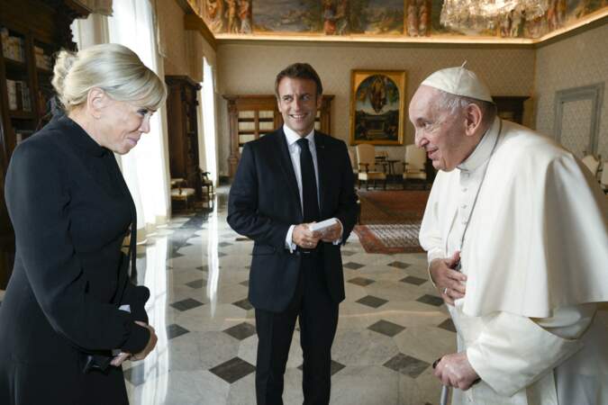 Le chef de l’Etat français, accompagné de son épouse Brigitte Macron, est arrivé au palais apostolique, qui jouxte la basilique Saint-Pierre de Rome